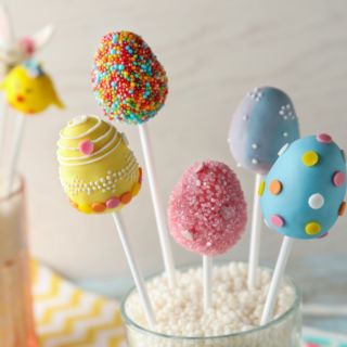 Velikonoční cake pops Vše pro jejich výrobu najdete u nás 😉 Různé druhy tyčinek, polevy či posypky www.dortova-lizatka.cz...